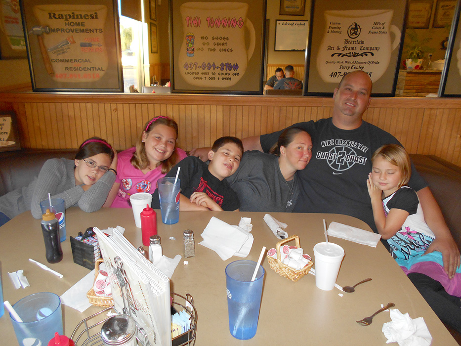 Early mourning breakfast with Big Uncle Tom: Kaylee, Alanda, Mason, Kristy, Andy, and Alyssa