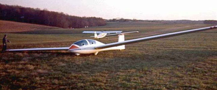 Glider and tow plane at Woodbine Gliderport